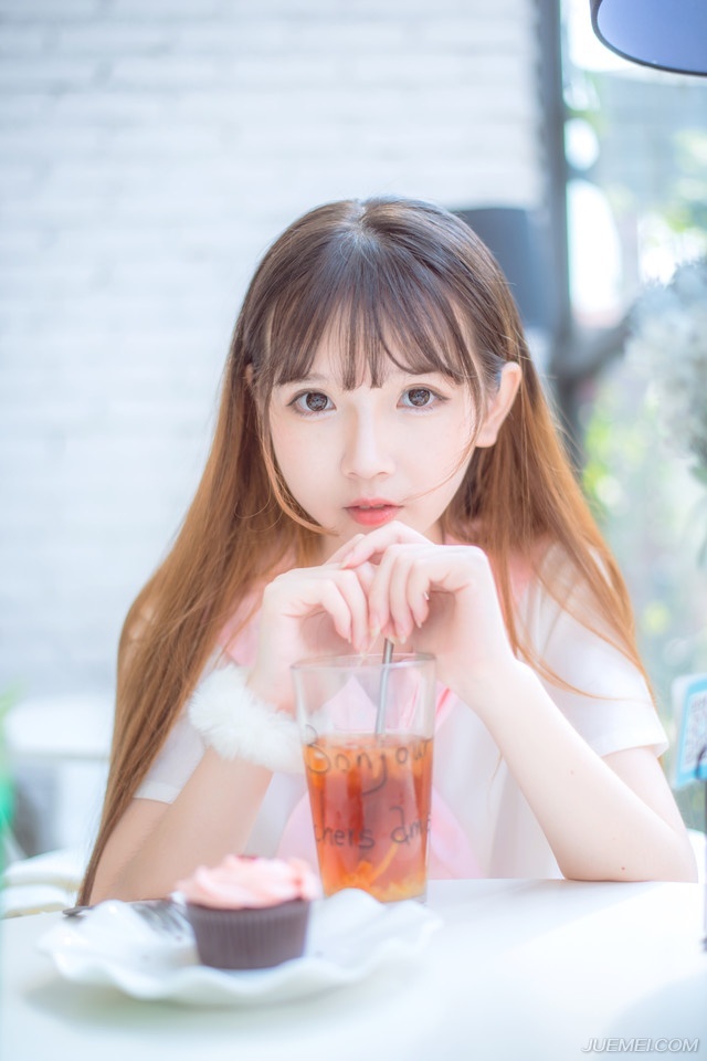 我爱哭的时候便哭，我爱笑的时候便笑，我不求深刻，只求简单。——三毛